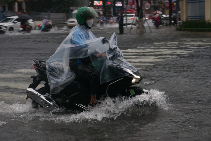 Giao thông rối loạn, ô tô bơi giữa phố do mưa lớn, Đà Nẵng cho học sinh nghỉ học - Ảnh 12.