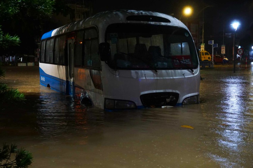 Ở nơi ngập sâu nhất Đà Nẵng: Tôi sợ, năm ngoái trôi hết tài sản rồi, năm nay chắc cũng vậy - Ảnh 11.