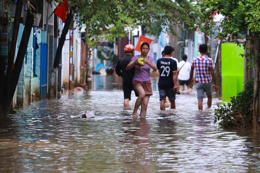 Nhiều nơi ở rốn lũ Đà Nẵng vẫn ngập, người dân 3 ngày chưa được về nhà - Ảnh 13.