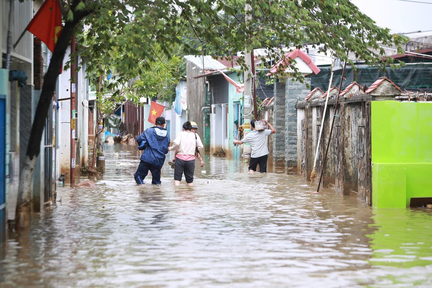 Nhiều nơi ở rốn lũ Đ&agrave; Nẵng vẫn ngập, người d&acirc;n 3 ng&agrave;y chưa được về nh&agrave; - Ảnh 5.