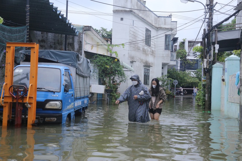 Nhiều nơi ở rốn lũ Đ&agrave; Nẵng vẫn ngập, người d&acirc;n 3 ng&agrave;y chưa được về nh&agrave; - Ảnh 2.