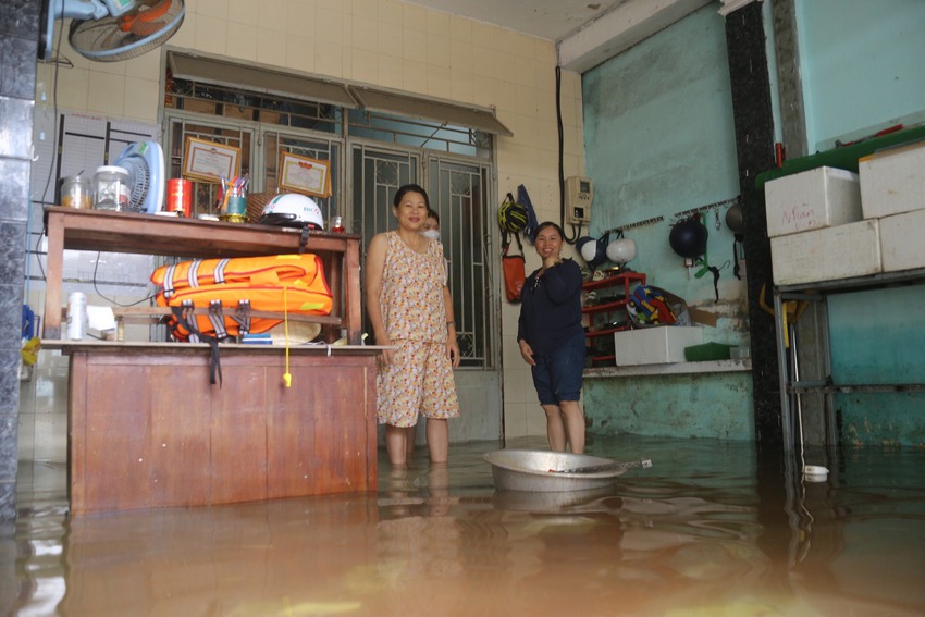 Nhiều nơi ở rốn lũ Đ&agrave; Nẵng vẫn ngập, người d&acirc;n 3 ng&agrave;y chưa được về nh&agrave; - Ảnh 9.