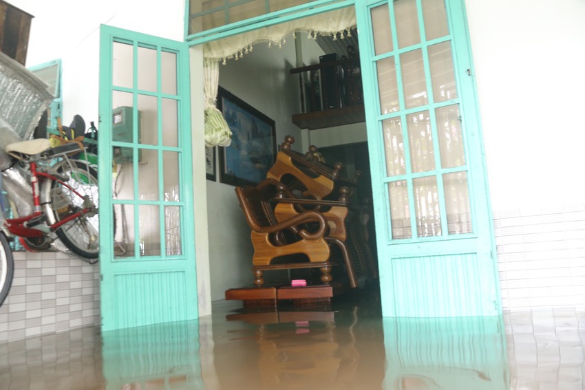 Nhiều nơi ở rốn lũ Đ&agrave; Nẵng vẫn ngập, người d&acirc;n 3 ng&agrave;y chưa được về nh&agrave; - Ảnh 7.