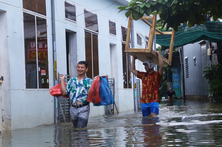 Nhiều nơi ở rốn lũ Đ&agrave; Nẵng vẫn ngập, người d&acirc;n 3 ng&agrave;y chưa được về nh&agrave; - Ảnh 12.