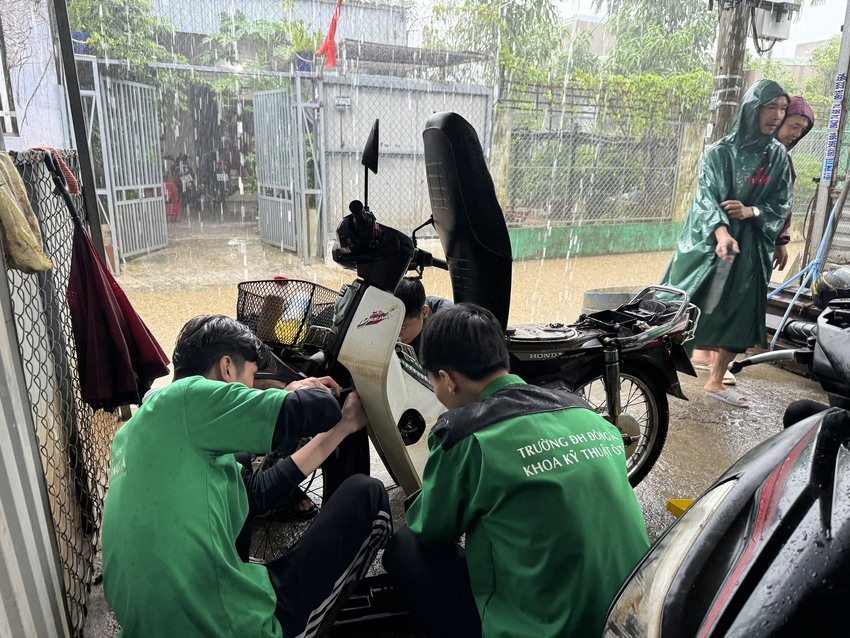 Sinh viên cắm chốt ở rốn ngập Đà Nẵng, sửa xe miễn phí cho người dân - Ảnh 4.