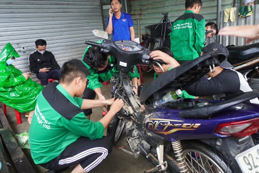 Sinh viên cắm chốt ở rốn ngập Đà Nẵng, sửa xe miễn phí cho người dân - Ảnh 5.