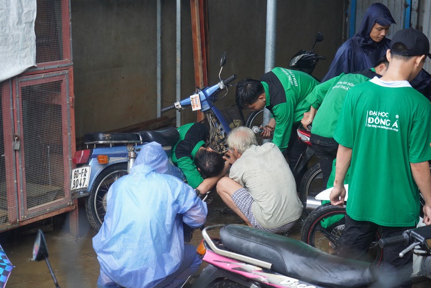 Sinh viên cắm chốt ở rốn ngập Đà Nẵng, sửa xe miễn phí cho người dân - Ảnh 6.