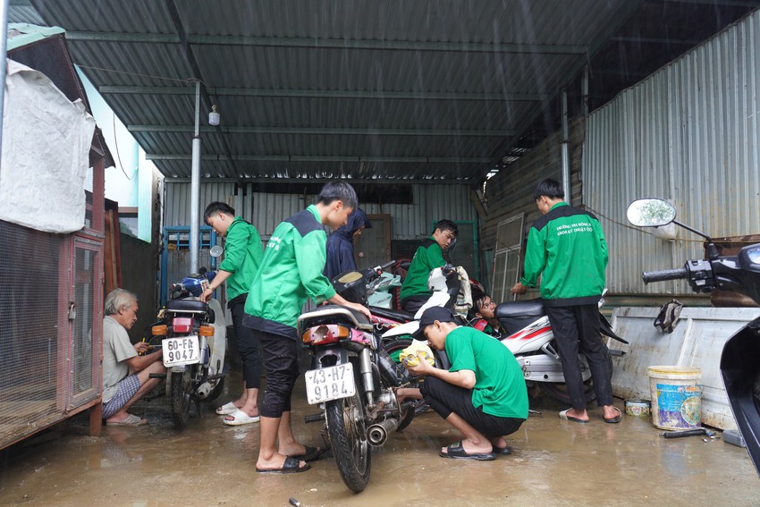 Sinh viên cắm chốt ở rốn ngập Đà Nẵng, sửa xe miễn phí cho người dân - Ảnh 1.