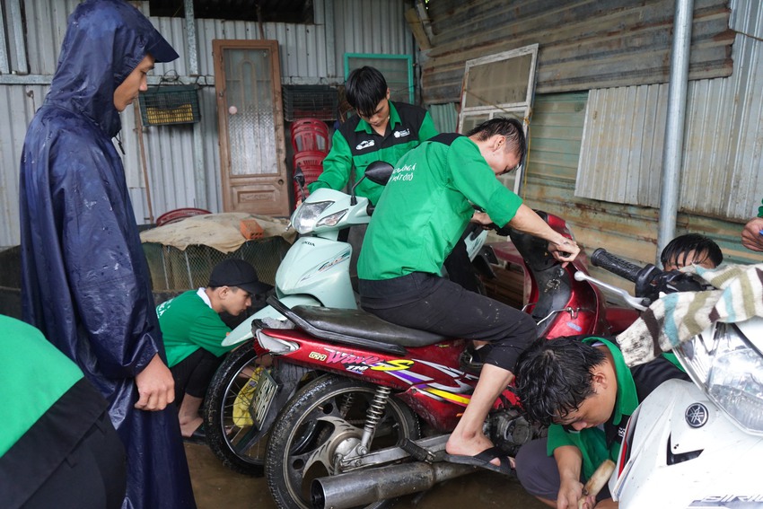 Sinh viên cắm chốt ở rốn ngập Đà Nẵng, sửa xe miễn phí cho người dân - Ảnh 10.