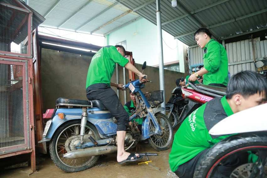 Sinh viên cắm chốt ở rốn ngập Đà Nẵng, sửa xe miễn phí cho người dân - Ảnh 9.