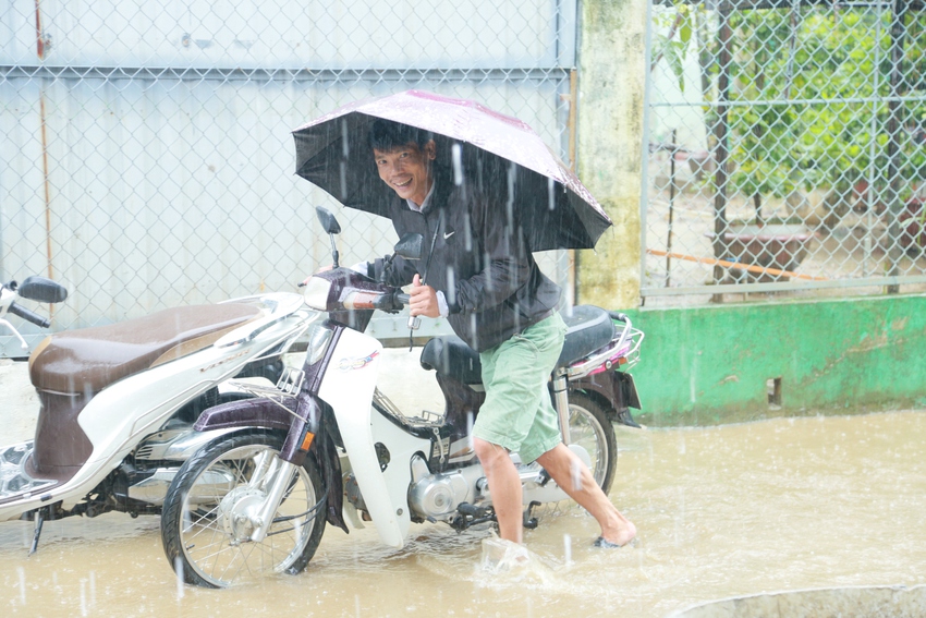 Sinh viên cắm chốt ở rốn ngập Đà Nẵng, sửa xe miễn phí cho người dân - Ảnh 11.