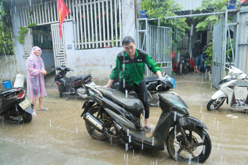Sinh viên cắm chốt ở rốn ngập Đà Nẵng, sửa xe miễn phí cho người dân - Ảnh 3.