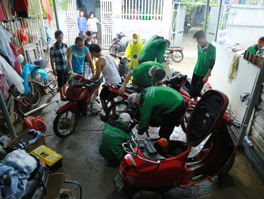 Sinh viên cắm chốt ở rốn ngập Đà Nẵng, sửa xe miễn phí cho người dân - Ảnh 2.