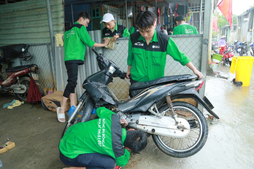 Sinh viên cắm chốt ở rốn ngập Đà Nẵng, sửa xe miễn phí cho người dân - Ảnh 7.