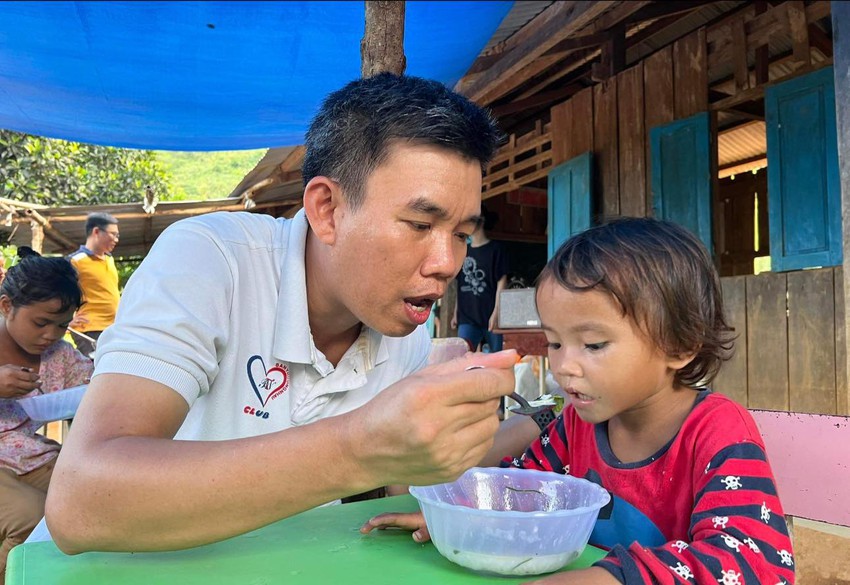 Chàng kỹ sư cùng nhóm bạn băng rừng, lội suối xây trường cho học sinh vùng núi: Các con đừng bỏ học nghe! - Ảnh 14.