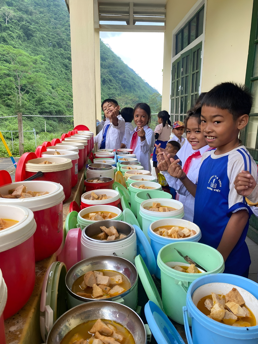 Chàng kỹ sư cùng nhóm bạn băng rừng, lội suối xây trường cho học sinh vùng núi: Các con đừng bỏ học nghe! - Ảnh 13.