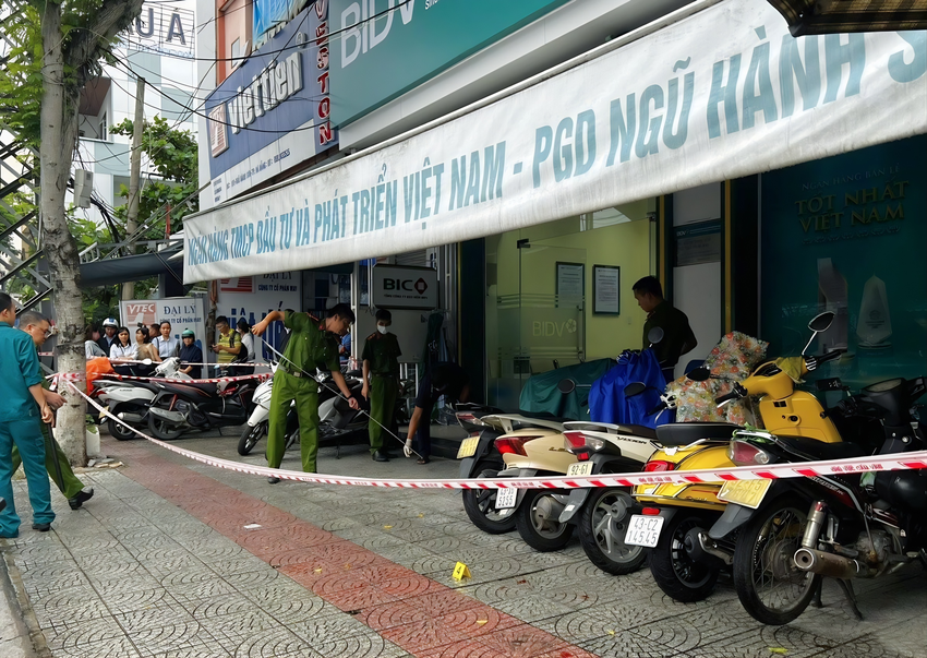 Nổ súng cướp ngân hàng ở Đà Nẵng, bảo vệ trọng thương - Ảnh 1.