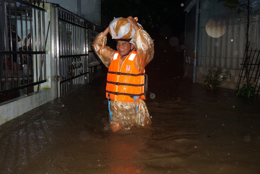 Nước lũ lại cuồn cuộn đổ về, người Đà Nẵng hối hả sơ tán giữa đêm khuya - Ảnh 4.