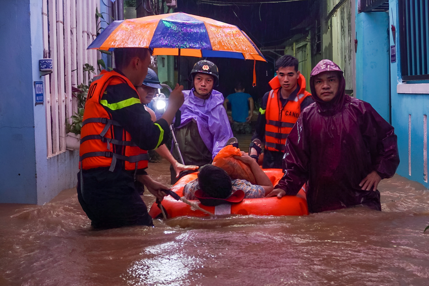 Nước lũ lại cuồn cuộn đổ về, người Đà Nẵng hối hả sơ tán giữa đêm khuya - Ảnh 9.