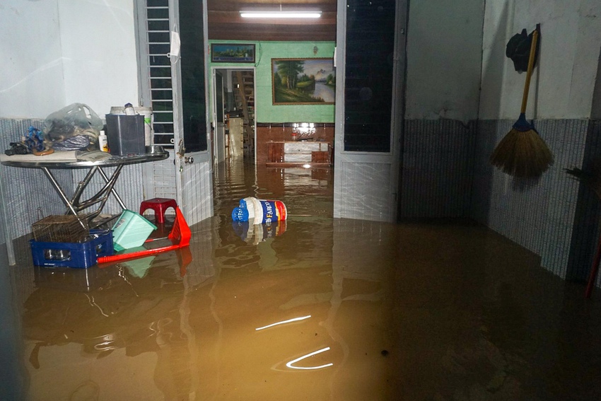 Nước lũ lại cuồn cuộn đổ về, người Đà Nẵng hối hả sơ tán giữa đêm khuya - Ảnh 3.