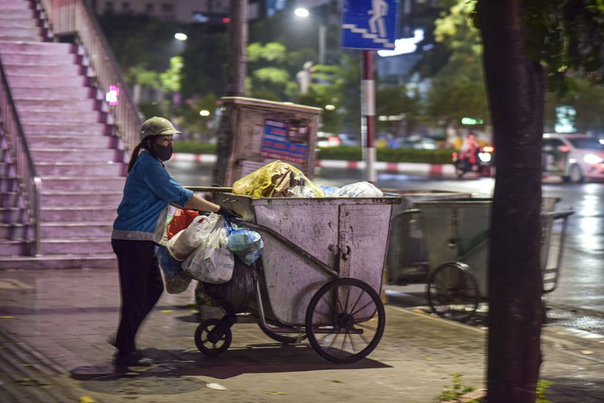 Người H&agrave; Nội mặc &aacute;o r&eacute;t, lấy khăn qu&agrave;ng, ăn ng&ocirc; nướng trong gi&oacute; lạnh đầu m&ugrave;a - Ảnh 11.