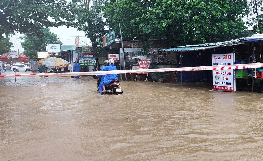 Đường phố thành sông, người Đà Nẵng bì bõm đẩy xe dưới mưa lớn - Ảnh 10.