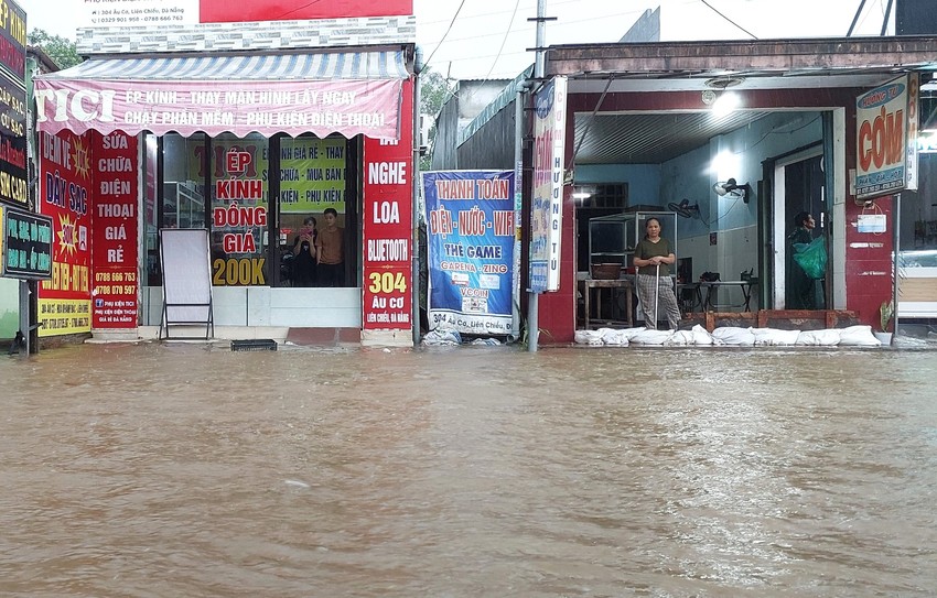 Đường phố thành sông, người Đà Nẵng bì bõm đẩy xe dưới mưa lớn - Ảnh 9.