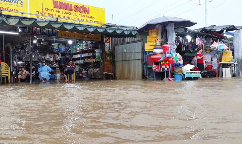 Đường phố thành sông, người Đà Nẵng bì bõm đẩy xe dưới mưa lớn - Ảnh 11.
