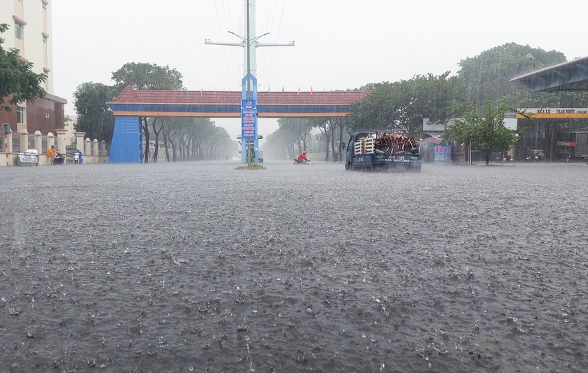 Đường phố thành sông, người Đà Nẵng bì bõm đẩy xe dưới mưa lớn - Ảnh 1.