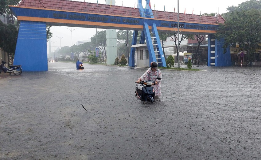 Đường phố thành sông, người Đà Nẵng bì bõm đẩy xe dưới mưa lớn - Ảnh 4.