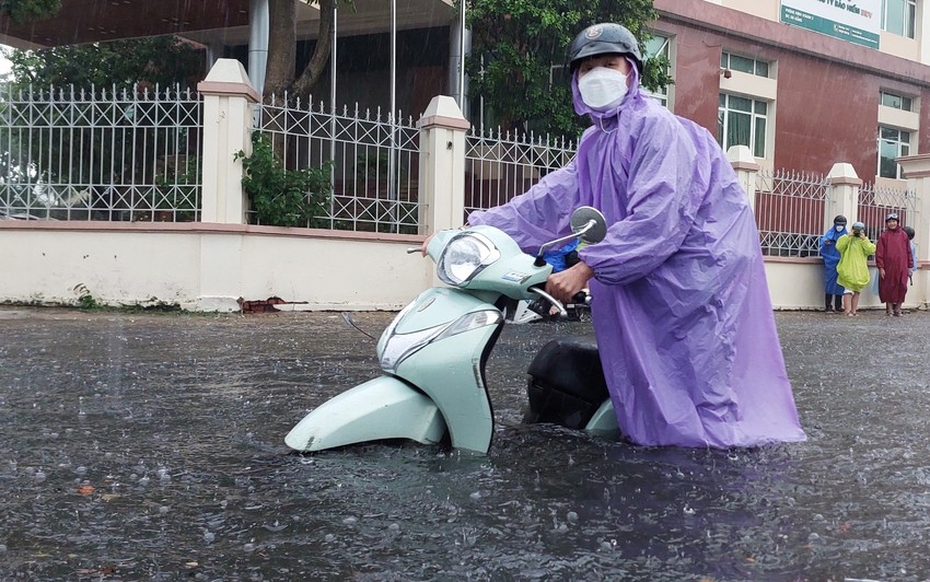 Đường phố thành sông, người Đà Nẵng bì bõm đẩy xe dưới mưa lớn - Ảnh 6.
