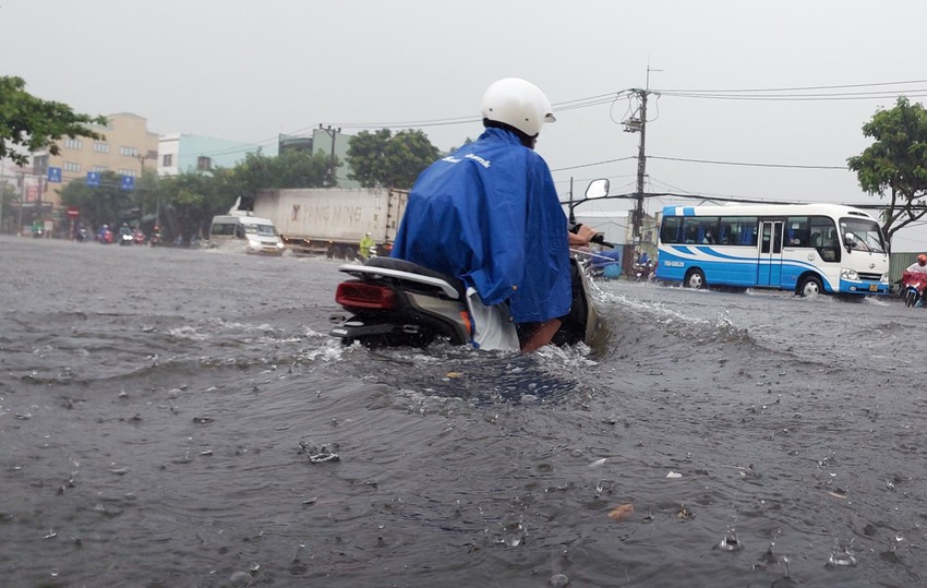 Đường phố thành sông, người Đà Nẵng bì bõm đẩy xe dưới mưa lớn - Ảnh 5.
