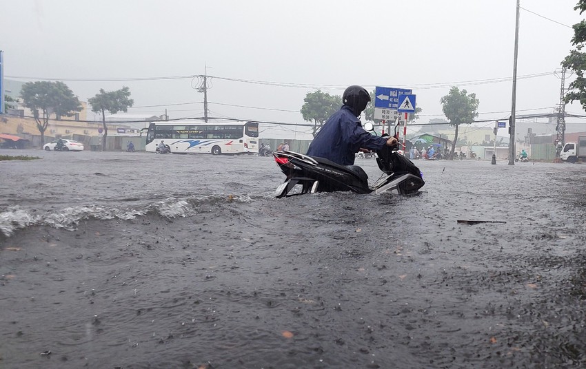 Đường phố thành sông, người Đà Nẵng bì bõm đẩy xe dưới mưa lớn - Ảnh 3.