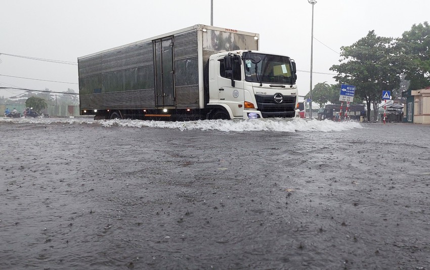 Đường phố thành sông, người Đà Nẵng bì bõm đẩy xe dưới mưa lớn - Ảnh 2.