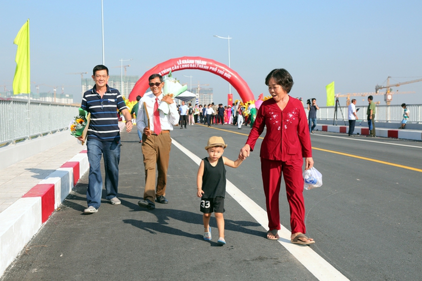 TPHCM: Người dân phấn khởi khi thông xe “cây cầu mơ ước” hơn 350 tỷ - Ảnh 5.