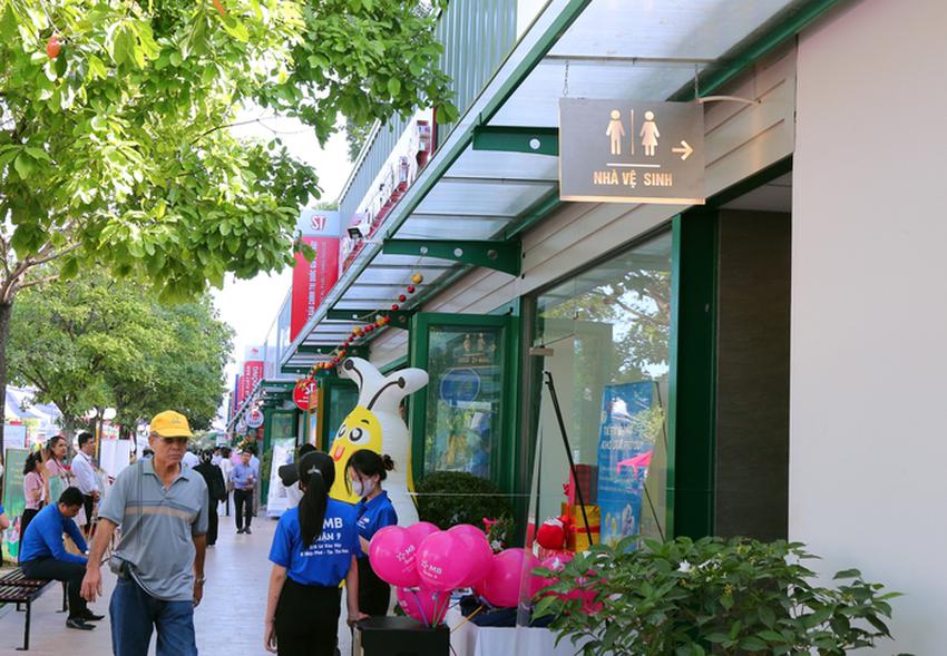 H&agrave;ng trăm người tham quan, mua s&aacute;ch trong ng&agrave;y khai trương Đường s&aacute;ch TP Thủ Đức - Ảnh 15.