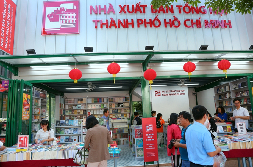 H&agrave;ng trăm người tham quan, mua s&aacute;ch trong ng&agrave;y khai trương Đường s&aacute;ch TP Thủ Đức - Ảnh 7.
