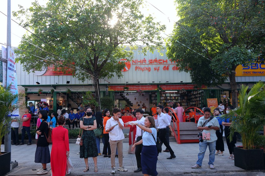 H&agrave;ng trăm người tham quan, mua s&aacute;ch trong ng&agrave;y khai trương Đường s&aacute;ch TP Thủ Đức - Ảnh 4.