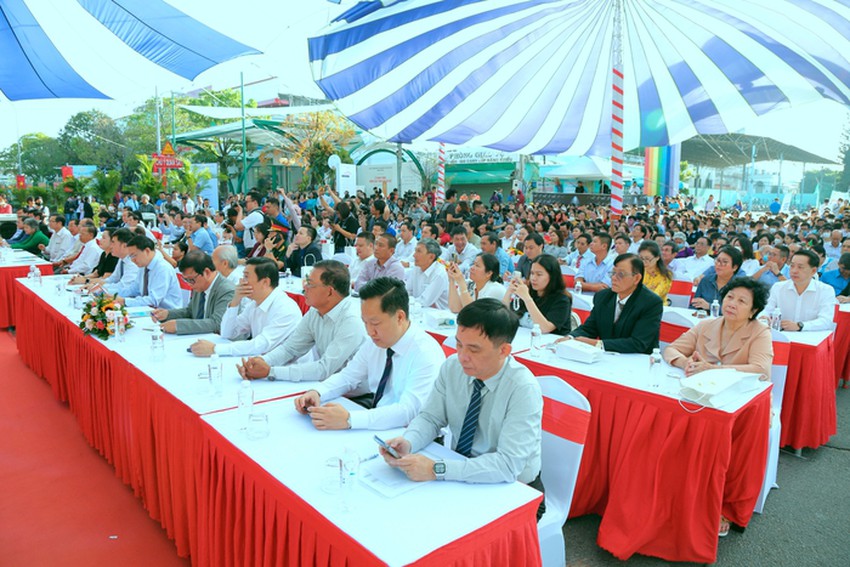 H&agrave;ng trăm người tham quan, mua s&aacute;ch trong ng&agrave;y khai trương Đường s&aacute;ch TP Thủ Đức - Ảnh 3.