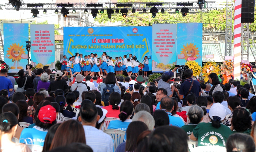 H&agrave;ng trăm người tham quan, mua s&aacute;ch trong ng&agrave;y khai trương Đường s&aacute;ch TP Thủ Đức - Ảnh 2.