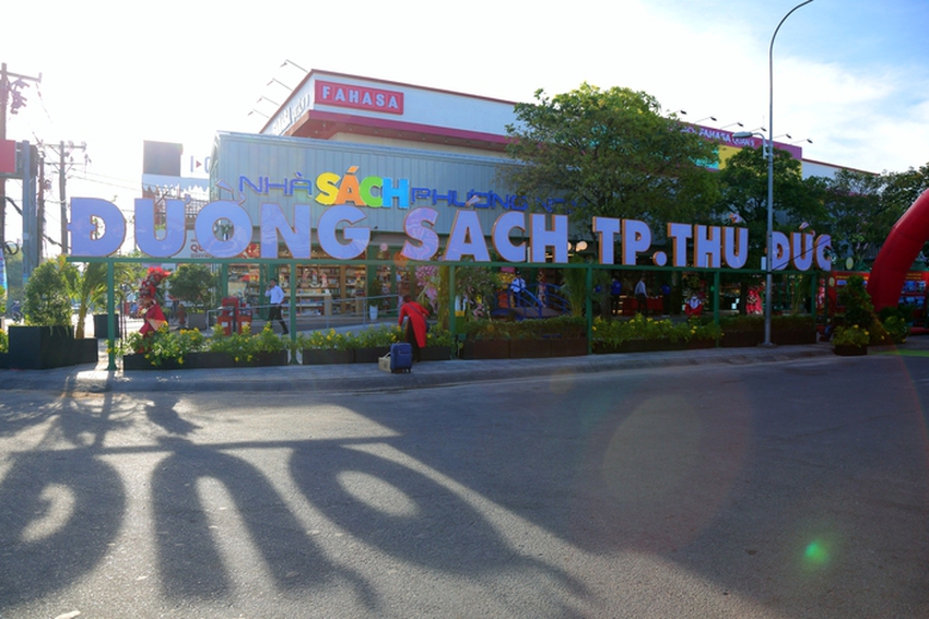 H&agrave;ng trăm người tham quan, mua s&aacute;ch trong ng&agrave;y khai trương Đường s&aacute;ch TP Thủ Đức - Ảnh 1.