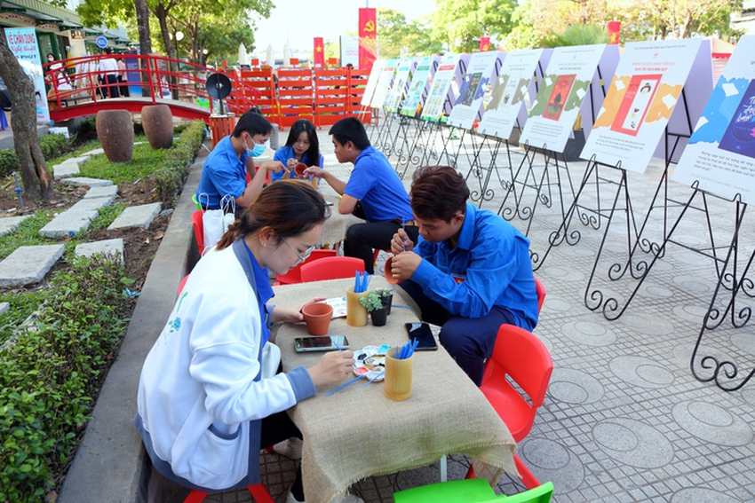 H&agrave;ng trăm người tham quan, mua s&aacute;ch trong ng&agrave;y khai trương Đường s&aacute;ch TP Thủ Đức - Ảnh 12.
