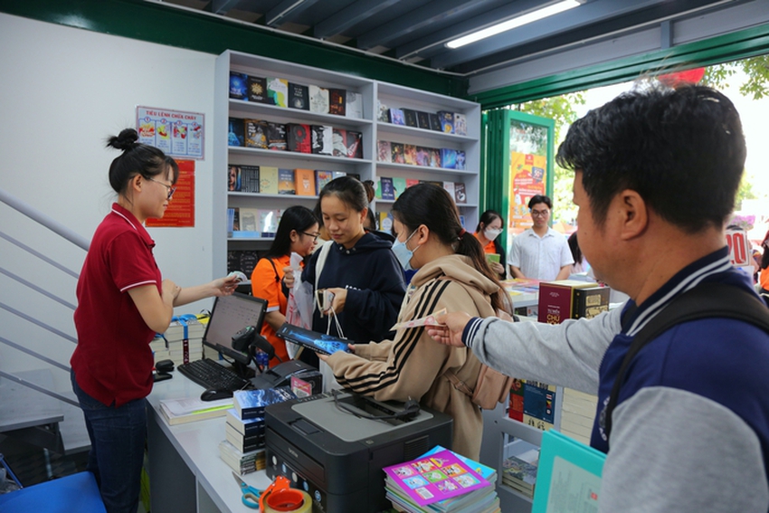 H&agrave;ng trăm người tham quan, mua s&aacute;ch trong ng&agrave;y khai trương Đường s&aacute;ch TP Thủ Đức - Ảnh 11.