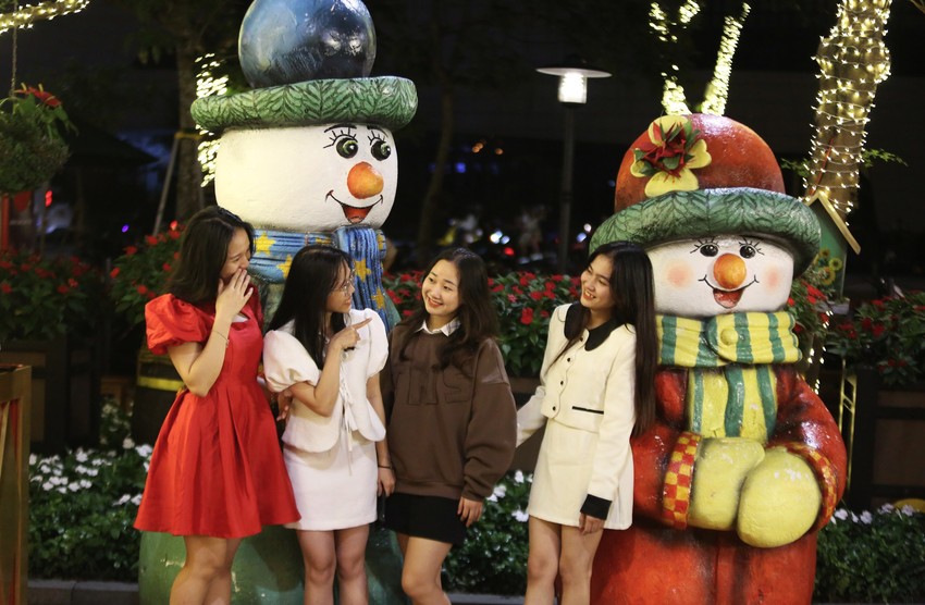 Đà Nẵng lạnh 19 độ đêm Noel, giới trẻ và du khách mặc áo ấm ra đường chụp ảnh - Ảnh 5.
