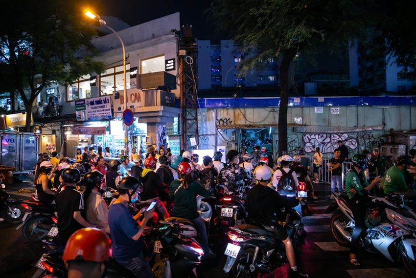 Ảnh: Kẹt xe h&agrave;ng d&agrave;i khắp tuyến đường trung t&acirc;m TPHCM trong đ&ecirc;m Giao thừa - Ảnh 6.