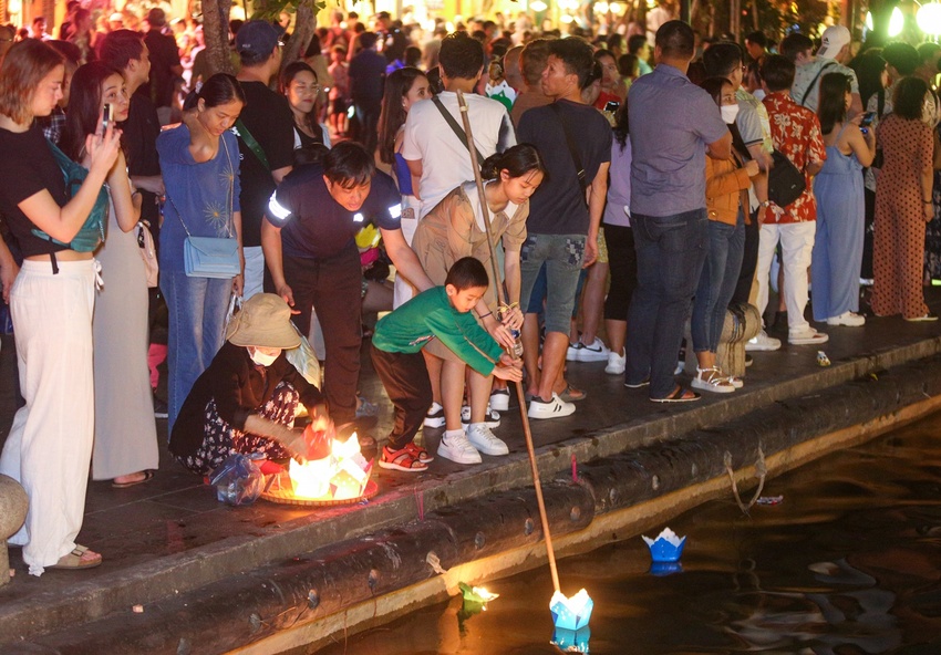 Du khách dạo phố cổ Hội An, xếp hàng dài chờ thả hoa đăng ngày Tết Nguyên tiêu - Ảnh 10.