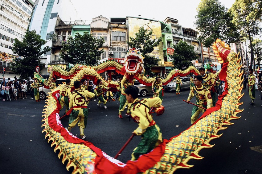 Chùm ảnh: Hàng ngàn người dân ở TP.HCM xuống phố xem Bát Tiên khiến các tuyến đường kẹt cứng - Ảnh 5.