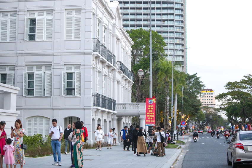 Tòa nhà Đốc lý 120 tuổi ở Đà Nẵng chưa tu bổ xong đã thành điểm check-in mới - Ảnh 5.