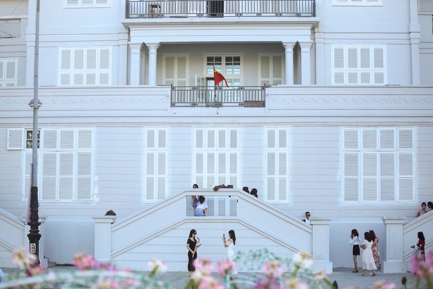 Tòa nhà Đốc lý 120 tuổi ở Đà Nẵng chưa tu bổ xong đã thành điểm check-in mới - Ảnh 4.