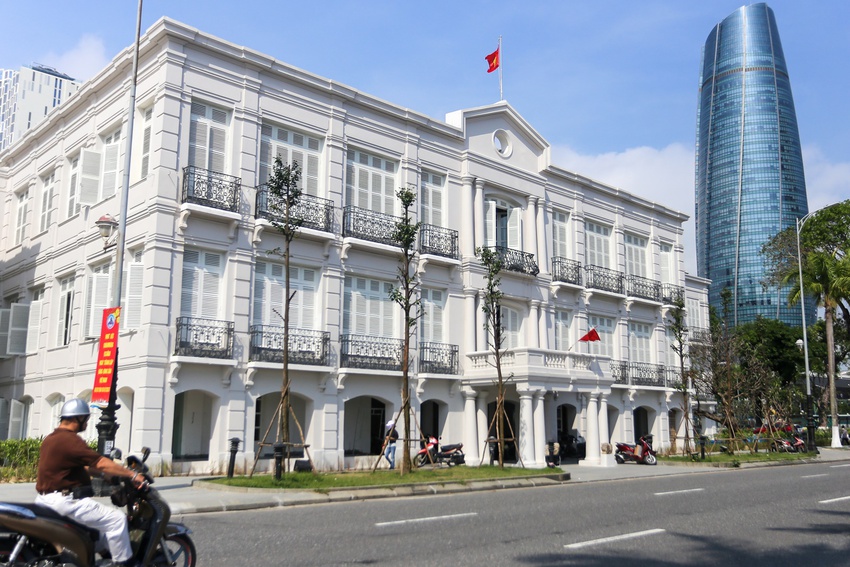 Tòa nhà Đốc lý 120 tuổi ở Đà Nẵng chưa tu bổ xong đã thành điểm check-in mới - Ảnh 2.